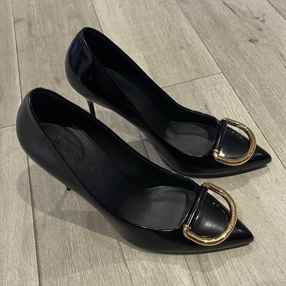 Burberry Flanagan D-Ring Pumps. Made in Italy. Size: US 8 1/2, UK 6, EUR 39 - Picture 9 of 16